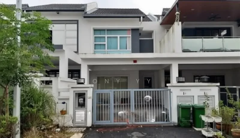 Exterior type: linked terrace house; features: white painted facade, glass windows, flat roof, double-volume main entrance, manicured lawn, paved driveway, security gate, green waste bins, balcony with glass railing, exterior lighting; style: modern.