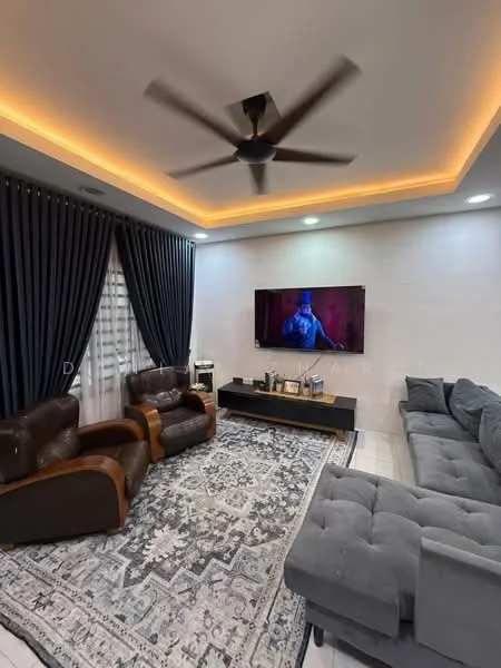 Living features: 5-blade ceiling fan with light, recessed LED downlights, grey upholstered sectional sofa, 2 brown leather armchairs, coffee table, wall-mounted TV, decorative area rug with intricate pattern, curtains in dark blue, white painted walls, crown moulding, built-in shelving unit; style: modern.