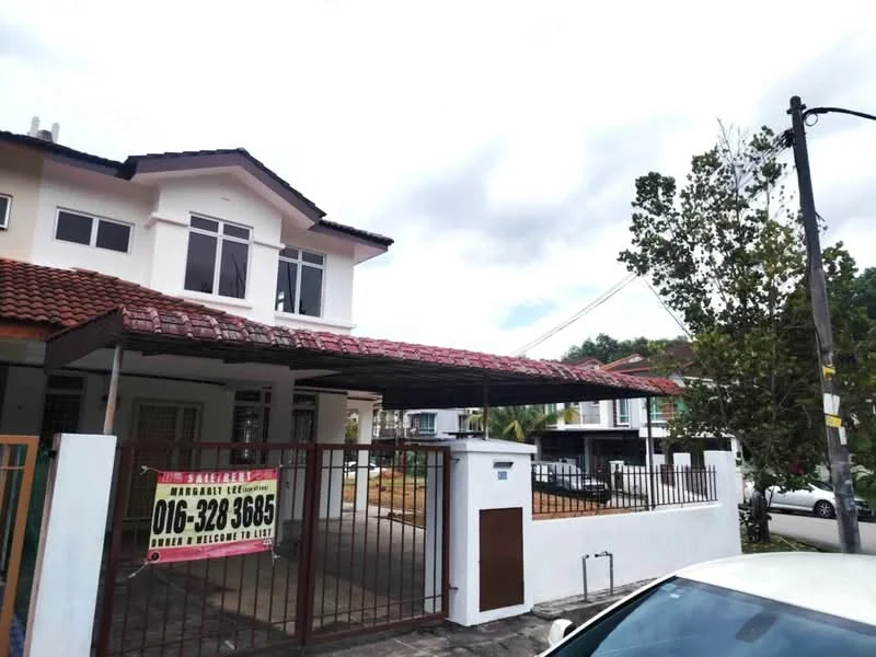 Exterior type: semi-detached house; features: red tiled roof, white painted facade, front porch with carport, fenced yard, manicured landscaping, two-storey structure, large windows, gate at entrance, paved driveway, surrounded by greenery; style: modern.