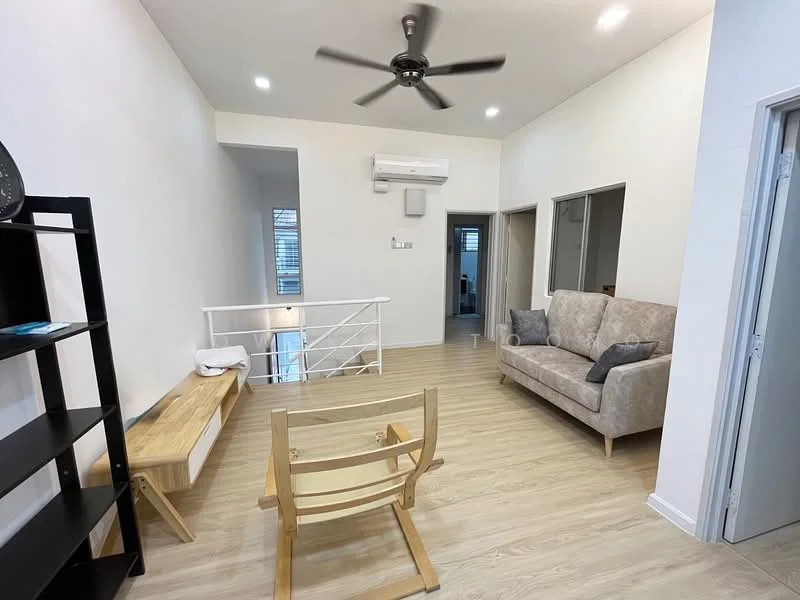 Living features: light wood laminate flooring, white painted walls, 5-blade ceiling fan with light, wall-mounted split AC, sofa in light grey fabric, wooden console table, decorative wall shelf, large windows with natural light; style: modern.