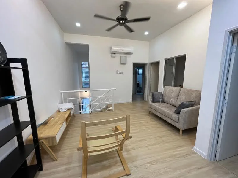 Living features: light wood laminate flooring, white painted walls, 5-blade ceiling fan with light, wall-mounted air conditioning unit, sofa in light beige fabric, wooden coffee table, open shelving unit, decorative chair, recessed lighting; style: modern.