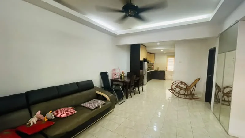 Living features: 3-seater leather sofa in black, decorative cushions, ceiling fan with light, recessed lighting, white painted walls, glossy tile flooring, open layout to kitchen, dining table with chairs, rocking chair, wall-mounted mirror; style: modern. Kitchen features: kitchen island, stainless-steel fridge, built-in oven, cabinets with wood finish, countertop with backsplash, open layout to living area; style: modern.