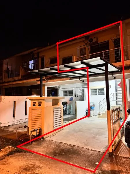 Exterior type: linked terrace house; features: two-storey building, covered car porch with awning, white painted facade, balcony on the upper floor, visible air conditioning unit, concrete driveway, fenced front yard, staircase leading to the entrance; style: modern.