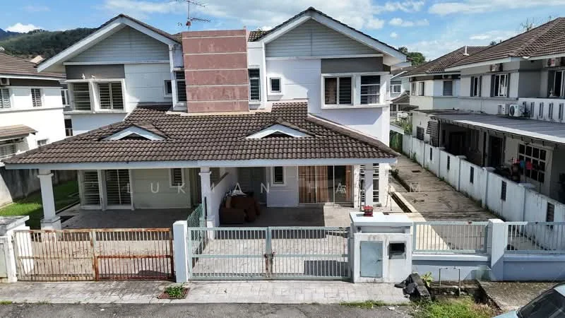 Exterior type: detached bungalow; features: pitched tile roof, white painted facade, red brick feature wall, double-volume main entrance, manicured lawn, paved driveway, fenced perimeter, outdoor seating area, surrounded by mature greenery; style: modern.