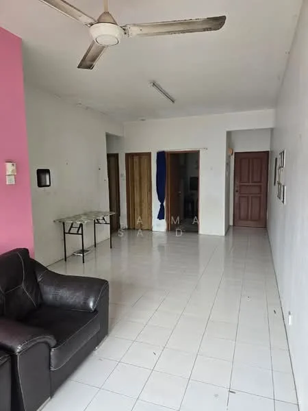 Living features: white painted walls, pink accent wall, ceramic tile flooring, 5-blade ceiling fan, sofa in black leather, dining table with chairs, wooden door, doorway to other rooms; style: minimalist.