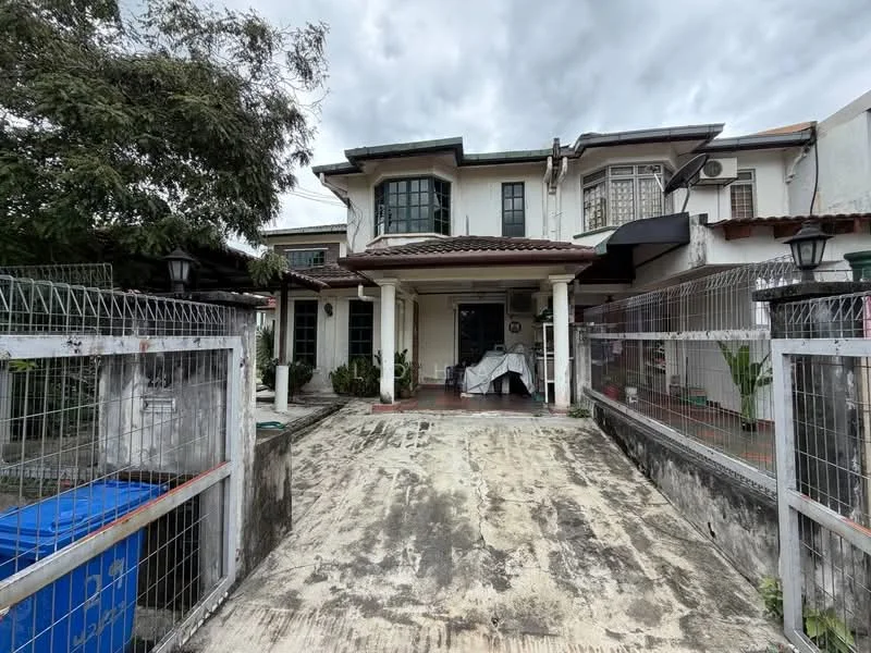 Exterior type: semi-detached house; features: two-storey structure, white painted facade, gabled roof, front porch with columns, driveway with concrete surface, fenced perimeter, landscaped garden with plants, windows with green shutters, balcony on the upper floor, visible outdoor furniture, overcast sky; style: modern.
