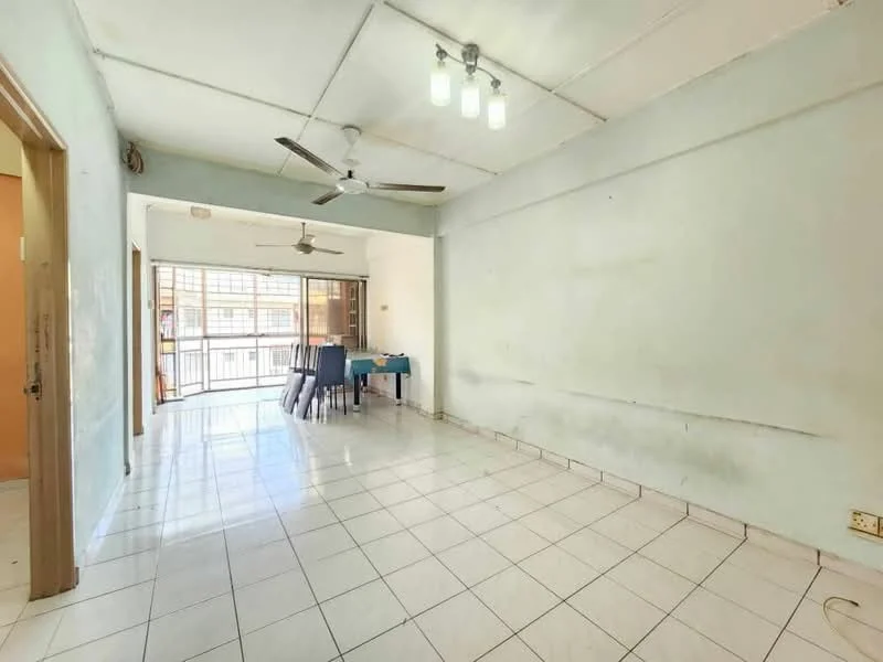 Living features: white painted walls, tile flooring, ceiling fan, 4-blade ceiling fan, large windows, sliding glass door, dining table, 4 dining chairs, natural light, neutral color scheme; style: minimalist.