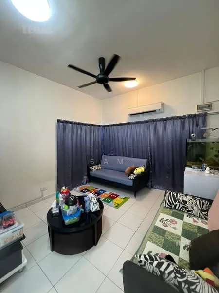 Living features: white painted walls, tile flooring, 5-blade ceiling fan with light, wall-mounted air conditioning unit, sofa bed in grey, round coffee table, area rug with colorful pattern, curtains in dark blue, fish tank, decorative cushions.