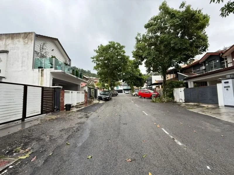 Exterior type: linked terrace house; features: tree-lined street, paved road, residential area, two-storey houses, front yard with greenery, car parked on street, fenced properties, glass balcony railings, driveway access, street lighting; style: modern.