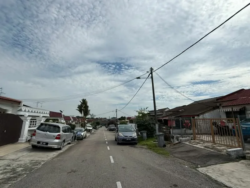 Exterior type: linked terrace house; features: residential street view, paved road, single-storey houses, red tiled roofs, front yards with fences, utility poles, parked cars, manicured lawns, cloudy sky; style: traditional.
