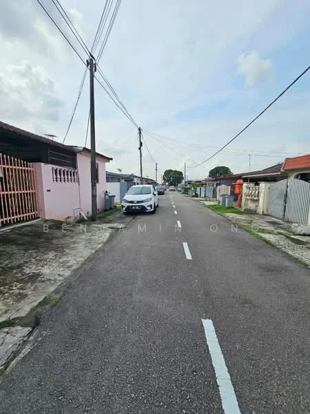 Exterior type: linked terrace house; features: residential street view, single-storey houses, paved road, overhead power lines, curbside parking, fenced properties, sidewalk, street lighting; style: traditional.