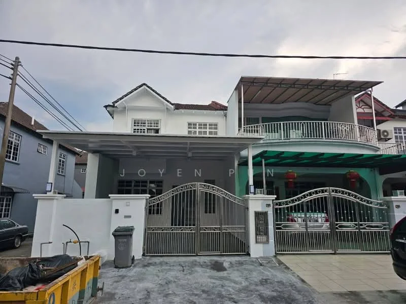 Exterior type: semi-detached house; features: white painted facade, grey painted facade, double-volume car porch with awning, metal gate, balcony with railing, covered porch area, manicured lawn, paved driveway, visible air conditioning units, street view, surrounded by residential buildings; style: modern.