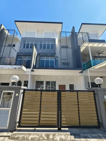 Exterior type: linked terrace house; features: grey painted facade, white painted facade, recessed balconies, metal railing on balconies, flat roof, 2-storey building, manicured front yard, gated entrance with wooden slats, outdoor lighting fixtures, large windows, modern architectural design; style: modern.