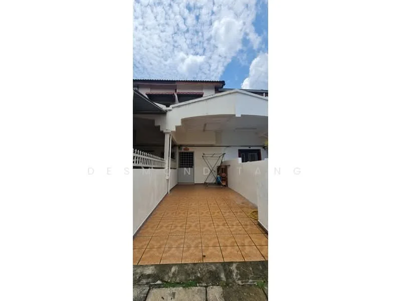 Exterior type: linked terrace house; features: tiled flooring, covered porch area, white painted walls, laundry drying rack, open space, surrounding fence, clear sky, front yard; style: modern.