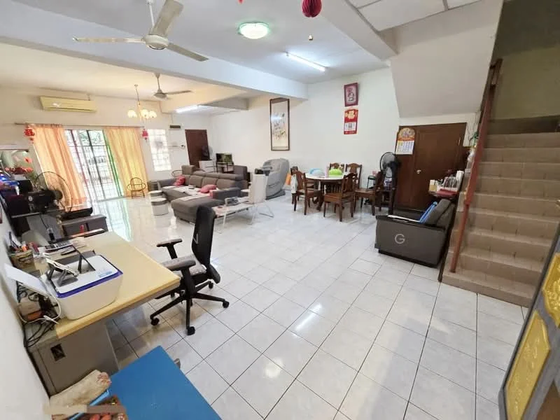Living features: white painted walls, ceramic tile flooring, ceiling fan, recessed downlights, sofa in grey fabric, coffee table, TV console, wall-mounted TV, dining table with chairs, study desk, open space layout, staircase leading to upper floor, curtains in orange and yellow, decorative wall art; style: modern.