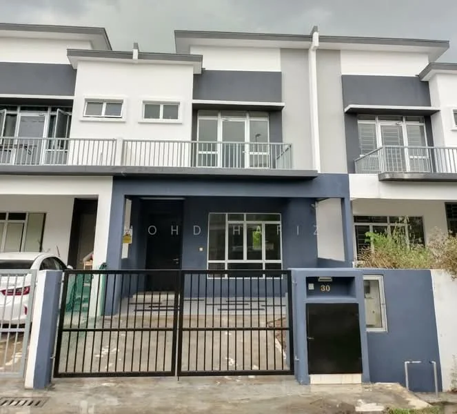 Exterior type: linked terrace house; features: two-storey building, white and blue painted facade, balconies on upper floor, black metal gate, paved driveway, front garden area, large windows, main entrance door, number 30 displayed on the wall; style: modern.