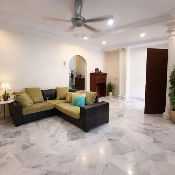 Living features: 3-seater fabric sofa in green, marble flooring, ceiling fan, recessed LED downlights, decorative column, wall-mounted mirror, side table with lamp, potted plants, arched doorway, fireplace, white painted walls; style: modern.