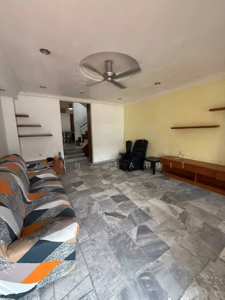 Living features: 3-seater sofa with geometric pattern, 2 armchairs in black, marble tile flooring, ceiling fan, wall-mounted shelves, built-in wooden cabinet, painted walls in cream, recessed lighting; style: modern.