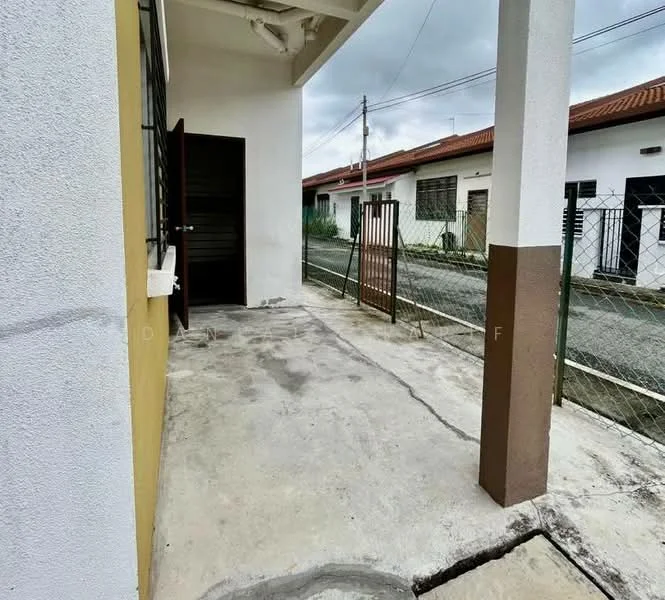 Exterior type: linked terrace house; features: concrete flooring, white painted walls, brown accent wall, metal gate, fenced perimeter, single-storey, adjacent to residential street; style: modern.