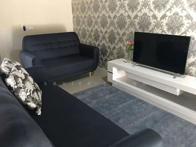 Living features: grey fabric 3-seater sofa, grey fabric 2-seater sofa, white TV console, flat-screen TV, decorative throw pillows, area rug with solid color, wall with damask pattern wallpaper, light-colored walls, recessed lighting; style: modern.