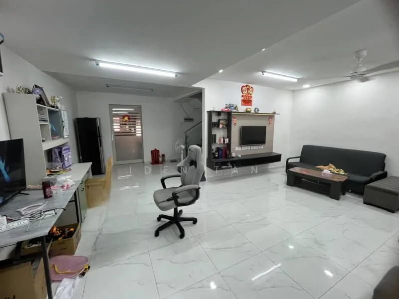 Living features: white painted walls, glossy marble tile flooring, recessed downlights, 5-blade ceiling fan, L-shape sectional sofa in grey, wall-mounted TV, TV console, coffee table, decorative items on shelves, open shelving, windows with sheer curtains; style: modern.
