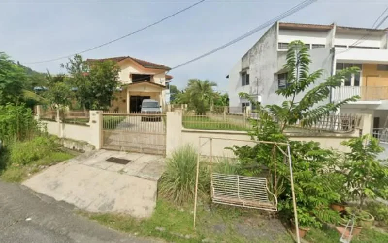 Exterior type: detached bungalow; features: white painted facade, red tiled roof, manicured lawn, fenced perimeter, driveway with interlocking pavers, mature trees, front garden, single-storey, adjacent to residential buildings; style: modern.