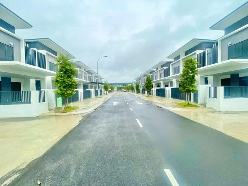 Exterior type: linked terrace house; features: two-storey buildings, modern architectural design, flat roof, white painted facade, balconies with railings, manicured landscaping, paved driveway, street lined with trees, wide road, curbside drainage, surrounding greenery; style: modern.