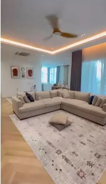 Living features: L-shape sectional sofa in beige, decorative cushions, area rug with geometric pattern, 5-blade ceiling fan with light, recessed LED downlights, wall-mounted artwork, large windows with sheer curtains, wooden flooring, coffee table, TV console, wall-mounted TV; style: modern.