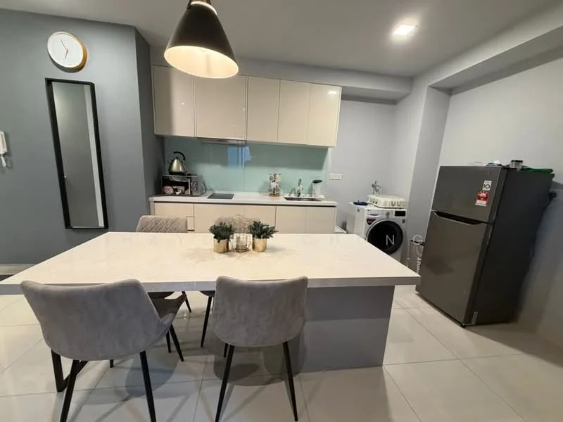 Kitchen features: white cabinetry, grey accent wall, marble countertop, stainless-steel fridge, built-in oven, freestanding washing machine, single-bowl stainless-steel sink, chrome pull-down faucet, 4-burner gas hob, pendant light, dining table with 4 chairs, wall clock, mirror, tile flooring; style: modern.