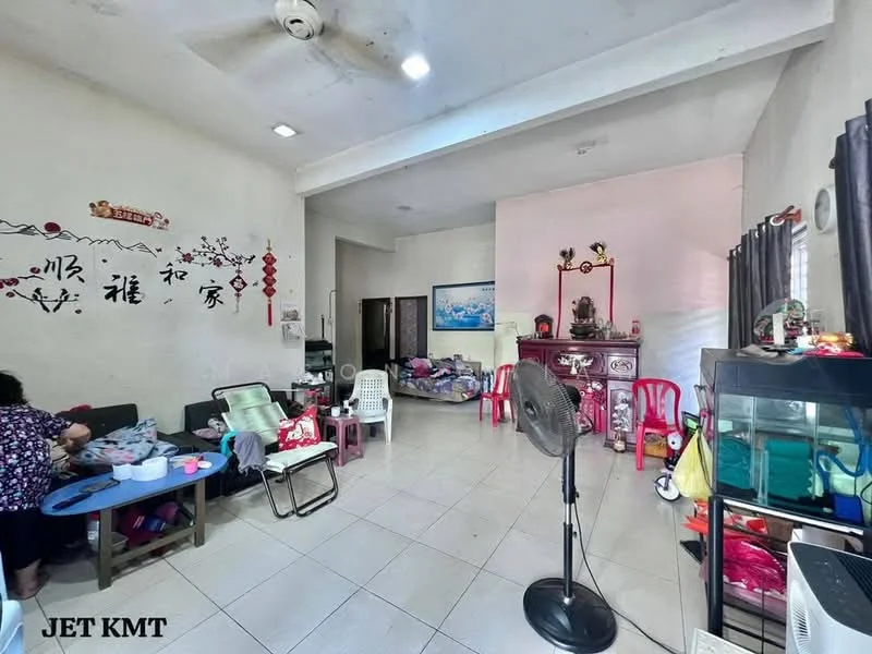 Living features: white painted walls, tile flooring, ceiling fan, sofa in grey, coffee table, TV console, wall-mounted TV, decorative wall art, open shelving unit, various decorative items, multiple seating chairs in plastic, fish tank, area rug.