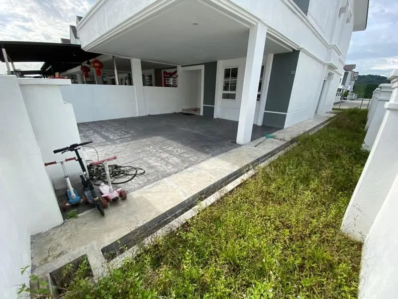 Exterior type: linked terrace house; features: paved driveway, white painted facade, grey accent walls, covered car porch, manicured lawn, side garden area, fenced perimeter, outdoor lighting; style: modern.