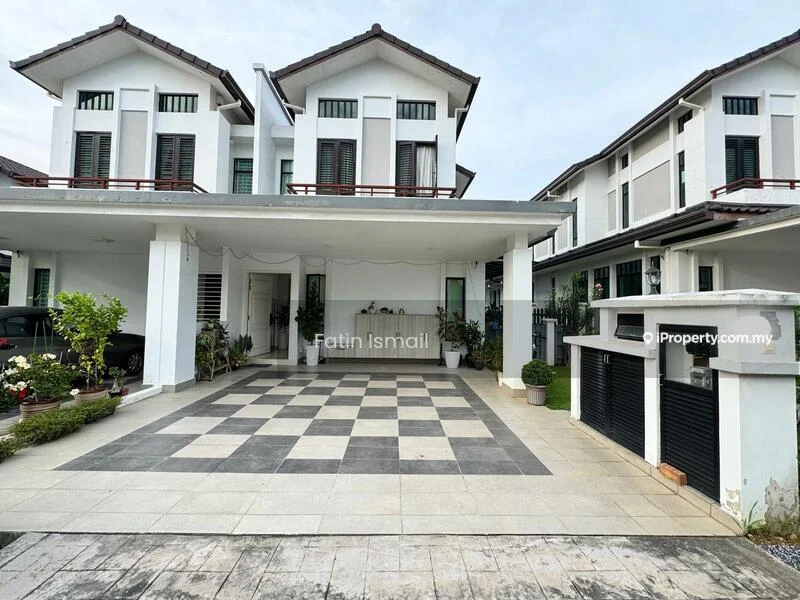 Exterior type: linked terrace house; features: two-storey building, white painted facade, flat roof, checkerboard tiled driveway, manicured garden with potted plants, covered porch area, windows with black frames, balconies with wooden railings, stone-clad wall feature, side parking area; style: modern.