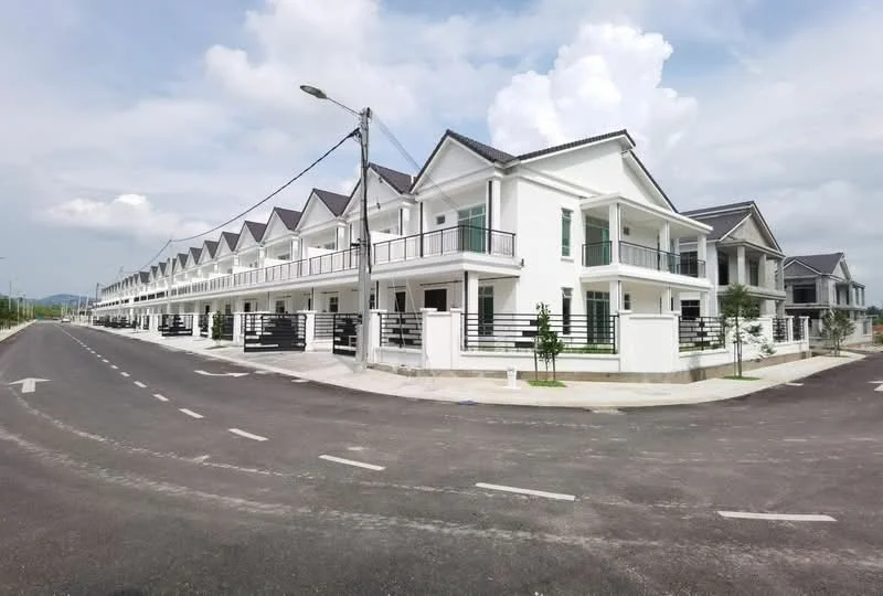 Exterior type: linked terrace house; features: white painted facade, flat roof, two-storey, balconies on upper floors, manicured landscaping, paved driveway, street lighting, surrounded by greenery; style: modern.