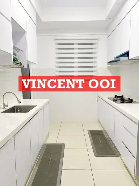 Kitchen features: white shaker cabinets, marble countertop, single-bowl stainless-steel sink, chrome pull-down faucet, 4-burner gas hob, tile flooring, window with blinds, two kitchen mats; style: modern.