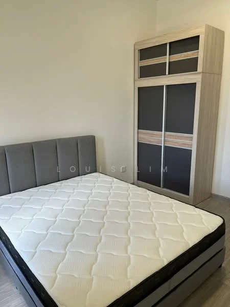 Bedroom features: queen-size bed, upholstered grey headboard, mattress with white cover, wooden wardrobe with sliding doors, wardrobe with black and wood finish, light-colored walls, laminate flooring, natural light from window; style: modern.
