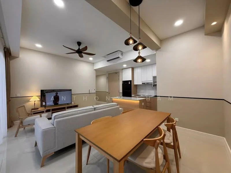 Living features: 3-seater fabric sofa in light grey, wooden coffee table, wall-mounted TV, TV console, ceiling fan with 5 blades, recessed LED downlights, dining table with 4 wooden chairs, open-plan layout, white walls, light-colored flooring, kitchen area visible in background; style: modern.