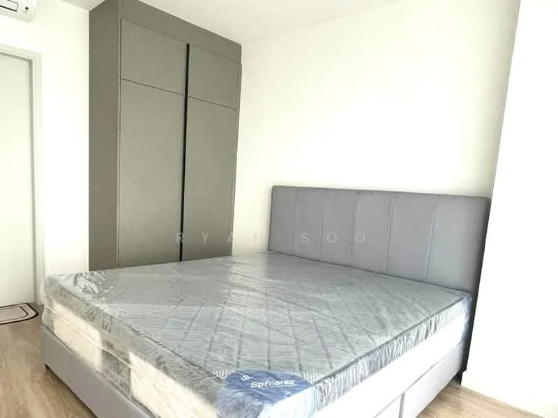 Bedroom features: queen-size bed, upholstered headboard, built-in wardrobe with grey finish, light wood flooring, white painted walls, 1 wall-mounted split AC; style: modern.