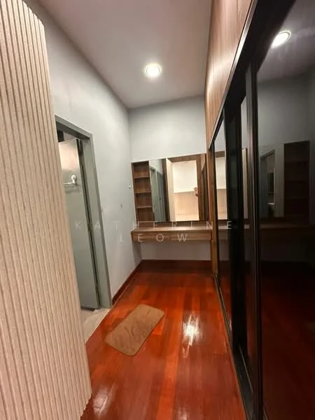Room features: wooden flooring, grey painted walls, built-in mirror wardrobe, open shelving, vanity table, recessed lighting, door to bathroom, area rug, light wood paneling; style: modern.