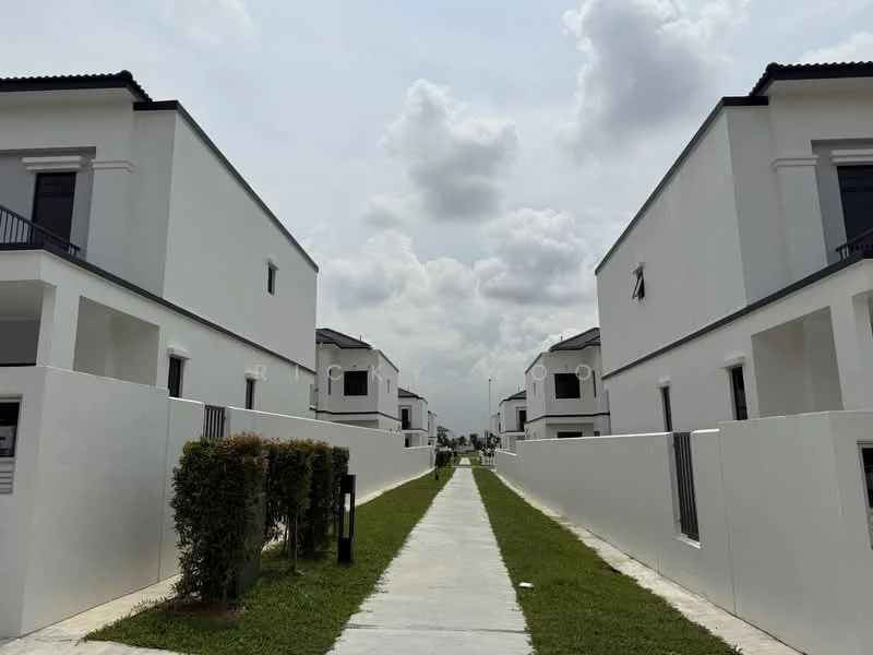 Exterior type: linked terrace house; features: white painted facade, flat roof, 2-storey buildings, manicured lawn, paved walkway, fenced boundaries, balconies on upper floors, landscaped garden, surrounded by greenery; style: modern.