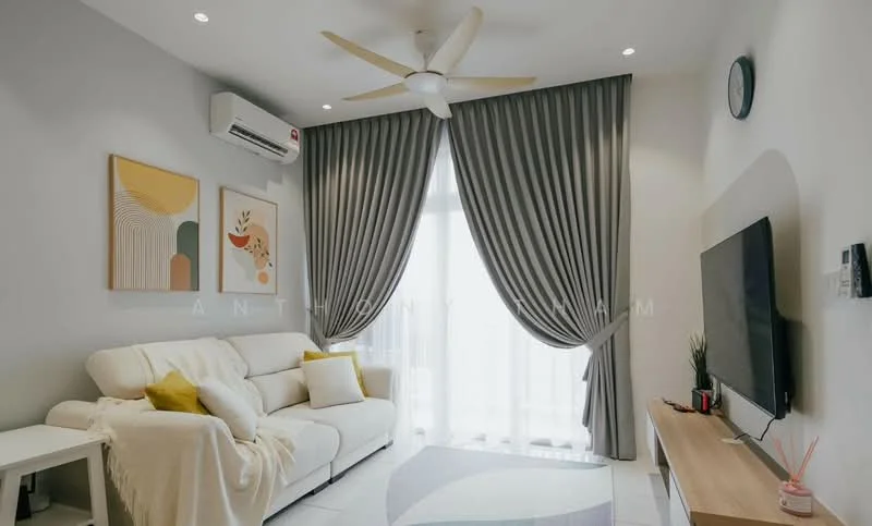 Living features: 3-seater fabric sofa in white, ceiling fan with light, wall-mounted TV, TV console in light wood, decorative wall clock, floor-to-ceiling curtains in grey, white walls, recessed downlights, area rug with geometric pattern, air conditioning unit on wall; style: modern.