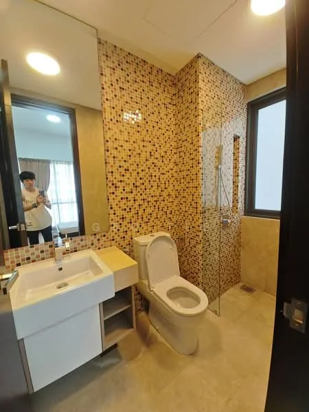 Bathroom features: single-sink vanity with white cabinet, chrome basin mixer faucet, framed mirror, one-piece toilet, walk-in shower with glass enclosure, handheld shower, tile cladding with mosaic pattern, light beige wall tiles, grey floor tiles, recessed downlights; style: modern.