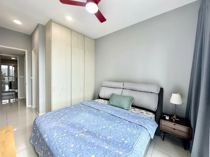 Bedroom features: king-size bed with grey upholstered headboard, blue bedding with star pattern, nightstand with lamp, built-in wardrobe with light wood finish, grey painted walls, white ceiling, recessed downlights, 5-blade ceiling fan with light, large window with grey curtains, glossy tile flooring; style: modern.