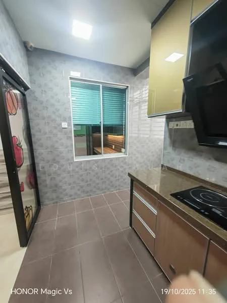 Kitchen features: grey tiled flooring, light brown granite countertop, built-in kitchen cabinets with glossy finish, black glass cooktop, wall-mounted kitchen hood, decorative wall tiles with floral pattern, window with blue blinds, recessed ceiling lights; style: modern.