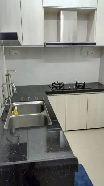 Kitchen features: single-bowl stainless-steel sink, chrome pull-down faucet, black granite countertop, built-in gas hob with 2 burners, stainless-steel range hood, light wood cabinetry, white tiled backsplash, neutral wall colour, flooring in light beige, open shelving; style: modern.