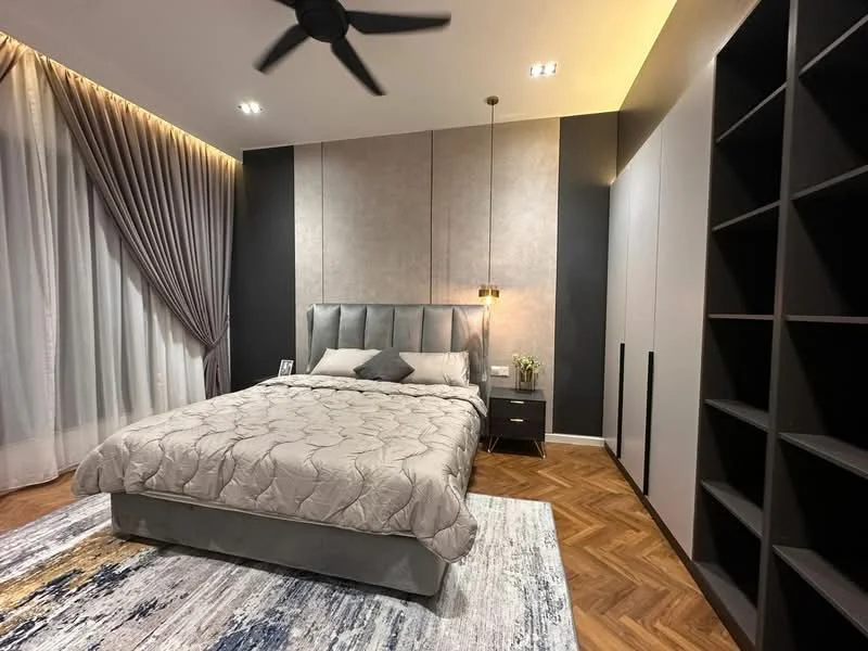 Bedroom features: king-size bed with upholstered headboard, grey quilted bedspread, 2 bedside tables with lamps, floor-to-ceiling windows with sheer curtains, dark accent wall, light grey paneling, wooden herringbone flooring, ceiling fan, decorative wall art, area rug with geometric pattern, built-in wardrobe with sliding doors; style: modern.