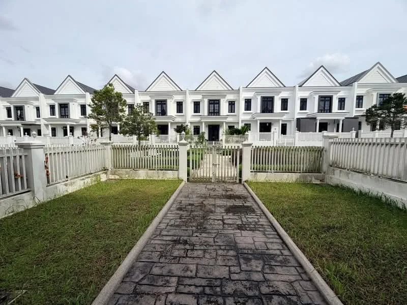 Exterior type: linked terrace house; features: white painted facade, pitched tile roof, manicured lawn, stone-paved walkway, fenced yard, mature trees, front porch area, multiple units in a row; style: modern.