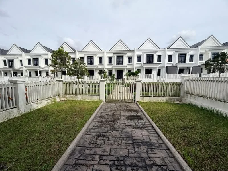 Exterior type: linked terrace house; features: white painted facade, gabled roof, manicured lawn, stone-paved walkway, fenced yard, landscaped garden, multiple units in a row, front porch area; style: modern.