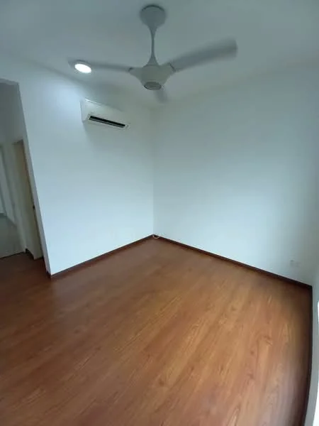 Room features: white painted walls, laminate flooring, 5-blade ceiling fan, wall-mounted split AC, recessed downlight.