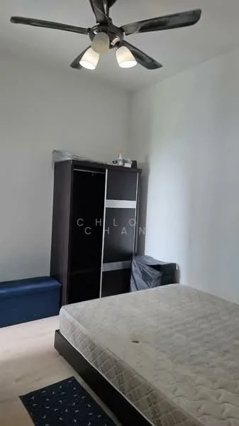 Bedroom features: queen-size bed, 5-blade ceiling fan with light, wooden flooring, white painted walls, built-in wardrobe with sliding doors, blue upholstered bench, black trash bin, area rug with geometric pattern.