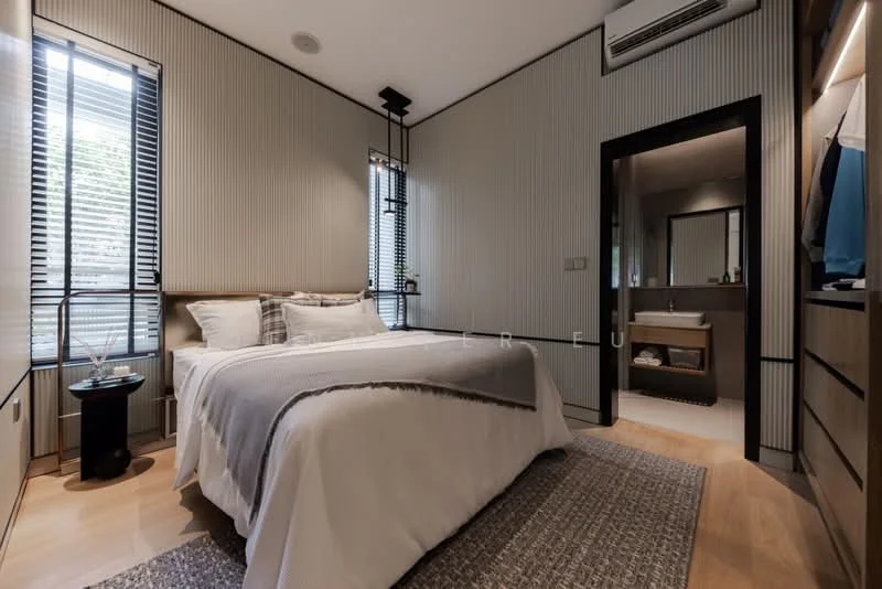 Bedroom features: queen-size bed with white bedding, upholstered headboard, bedside table with lamp, area rug with geometric pattern, wooden flooring, wall-mounted air conditioning unit, black framed windows with blinds, built-in wardrobe with sliding doors, decorative wall paneling, recessed ceiling lights; style: modern. Bathroom features: single-sink vanity with wood cabinet, mirror above vanity, shower area with glass enclosure, toilet, tile cladding, recessed lighting.